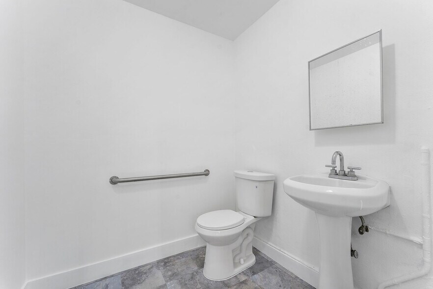 More Photos Of 3156 S Congress Ave, Palm Springs General Retail For Sale