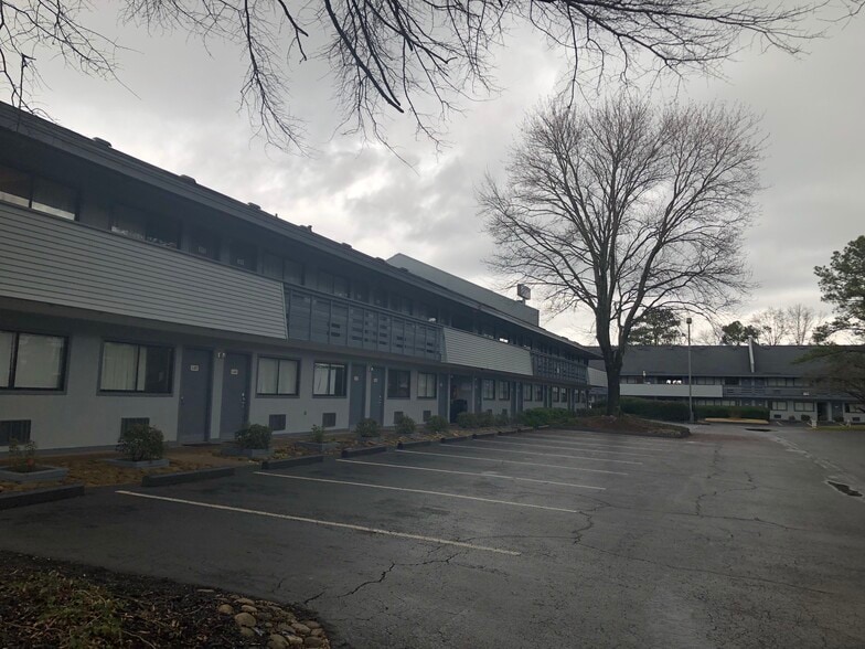 More Photos Of 2471 Old National Pky, College Park Hotel For Sale