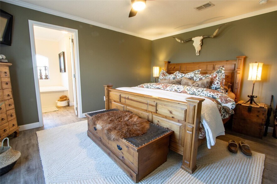 More Photos Of 7206 S FM 51, Boyd Veterinarian Kennel For Sale