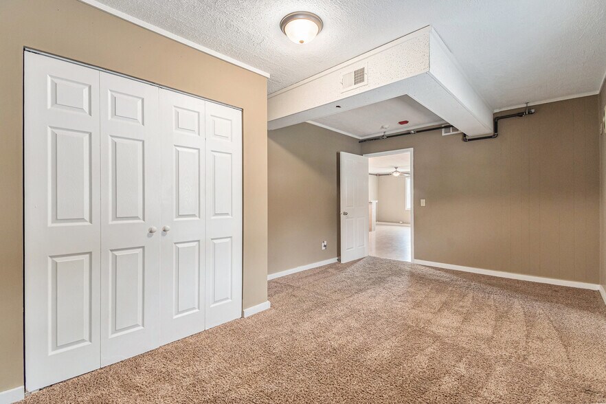 More Photos Of 6500 Railroad Ave, Omaha Restaurant For Sale