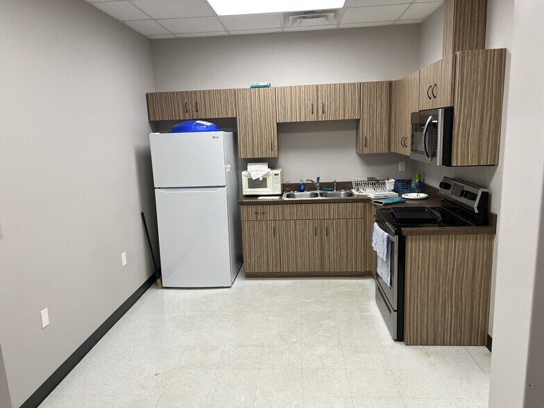 More Photos Of 1053 E London Park Dr, Forest Service For Lease