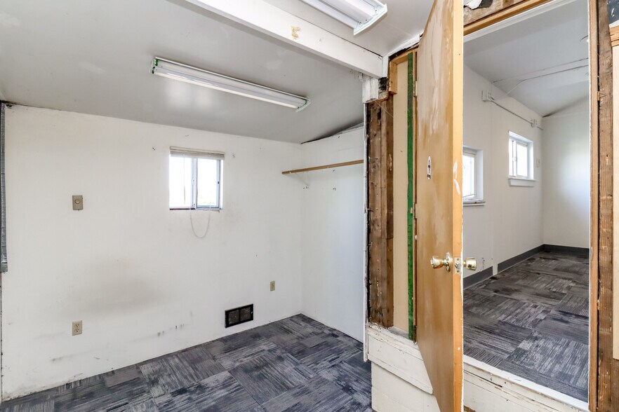 More Photos Of 3838 S Warner St, Tacoma Flex For Lease