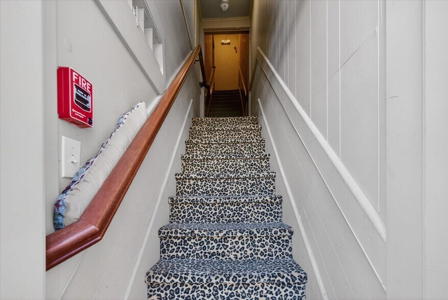 More Photos Of 111 SE Frank Phillips Blvd, Bartlesville Office For Sale