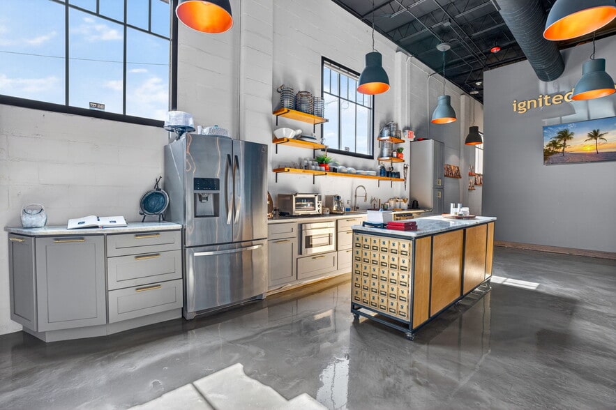 More Photos Of 2500 Emerson Ave S, Saint Petersburg Manufacturing For Lease
