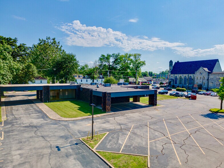 More Photos Of 2710 College Ave, Alton Medical For Lease