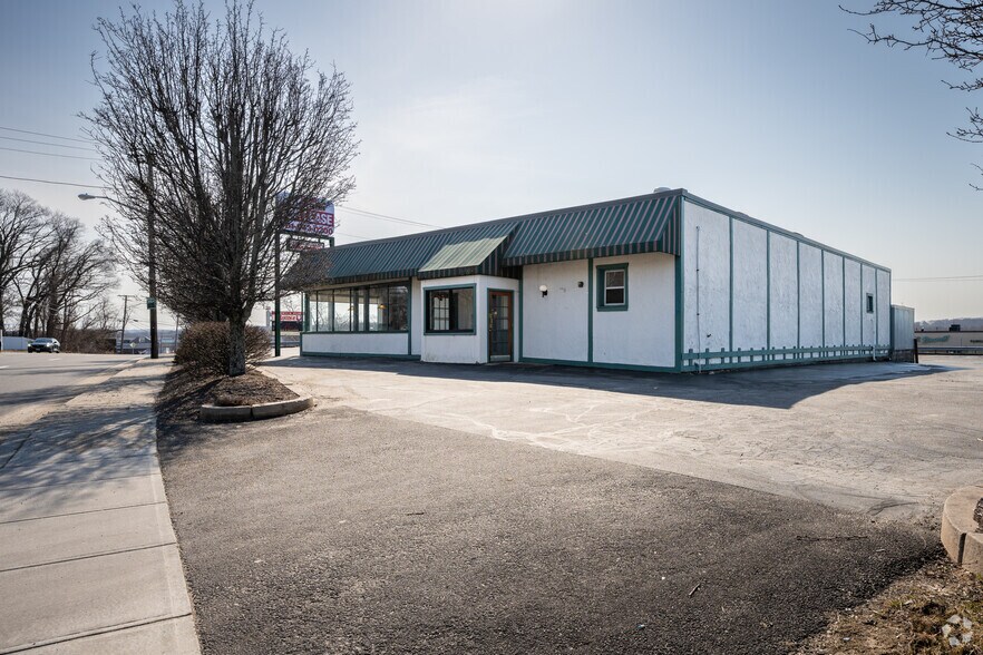 More Photos Of 1455 Oaklawn Ave, Cranston Restaurant For Lease