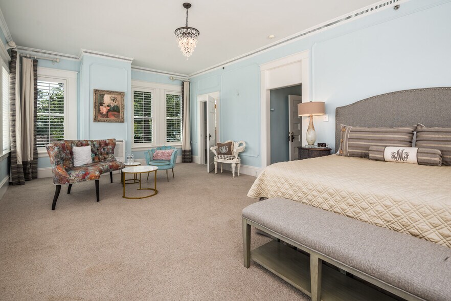 More Photos Of 738 E Main St, Belhaven Hotel For Sale