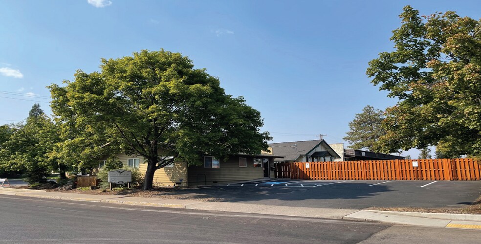 Primary Photo Of 180 NE Penn Ave, Bend Medical For Sale