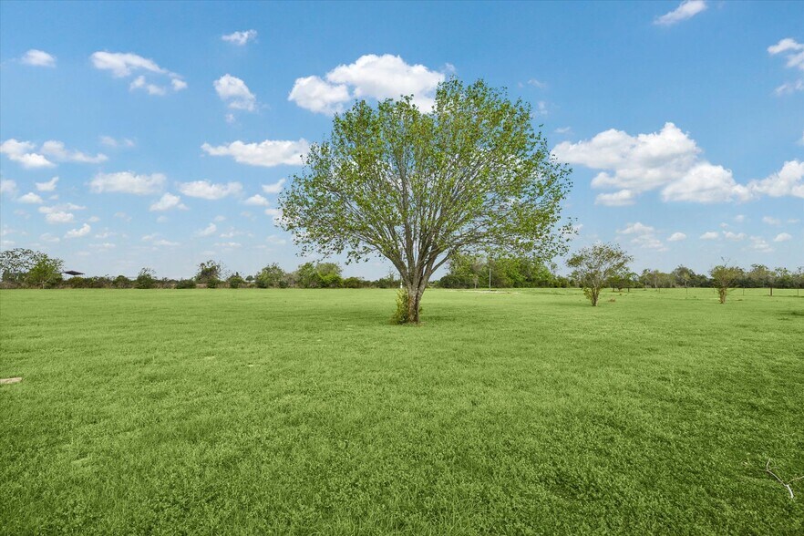 More Photos Of 1021 Star Ln, Cat Spring Light Manufacturing For Sale