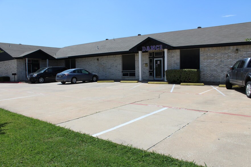 More Photos Of 1337 S Main St, Keller Freestanding For Sale