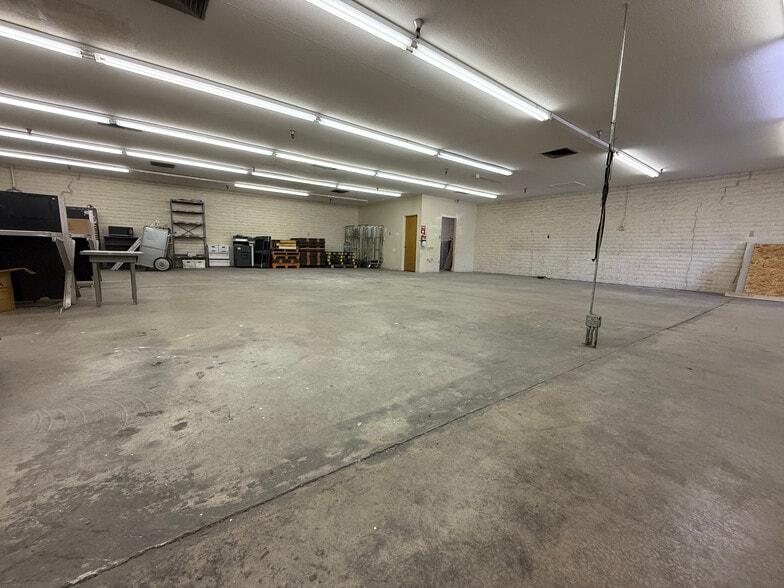 More Photos Of 298 N Pine St, Globe Light Distribution For Sale