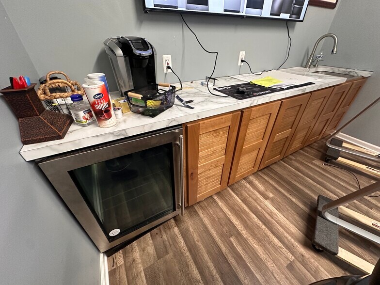 More Photos Of 1623-1635 Chicago Dr SW, Grand Rapids Freestanding For Lease