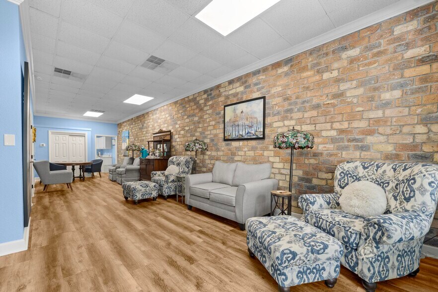 More Photos Of 913 Gulf Breeze Pky, Gulf Breeze Storefront Retail Office For Sale
