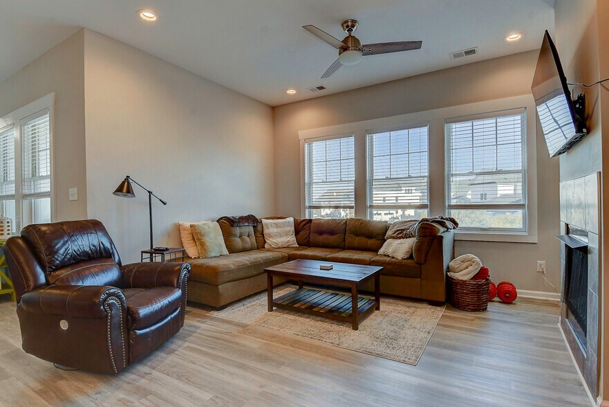 More Photos Of 9650 Shore Dr, Norfolk Veterinarian Kennel For Sale