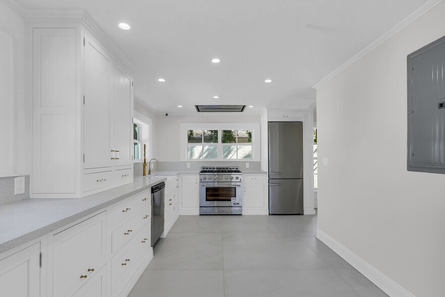 More Photos Of 563 NE 67th St, Miami Medical For Lease