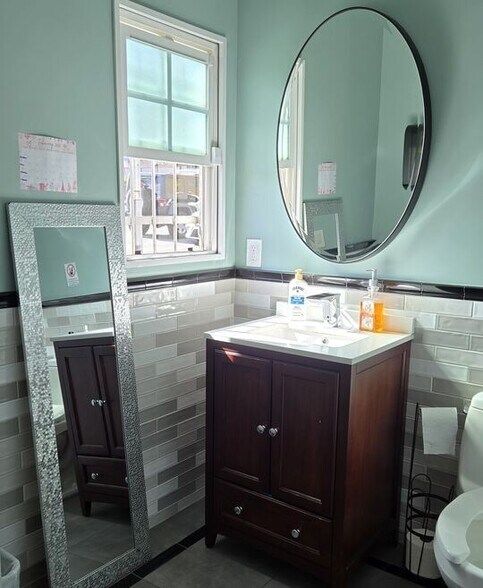 More Photos Of 14000 Ventura Blvd, Sherman Oaks Freestanding For Sale