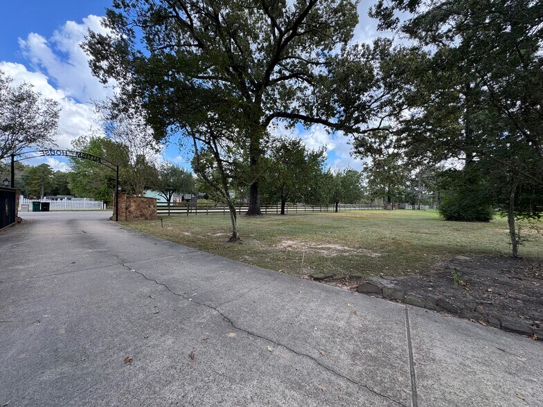 More Photos Of 8911 West Ln, Magnolia Office For Sale