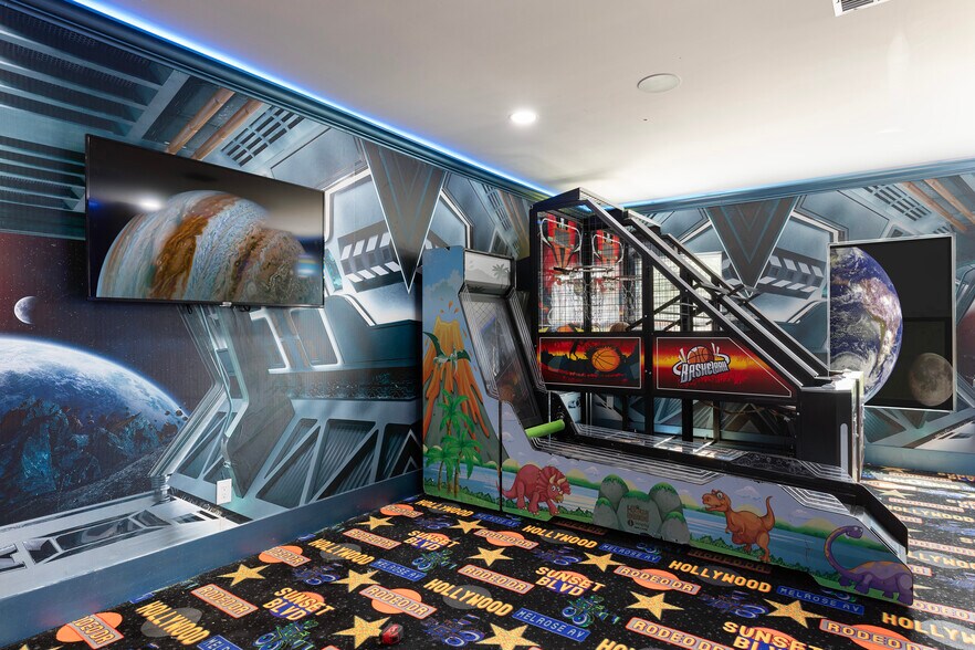 More Photos Of 1015 Fantasy Dr, Davenport Specialty For Sale