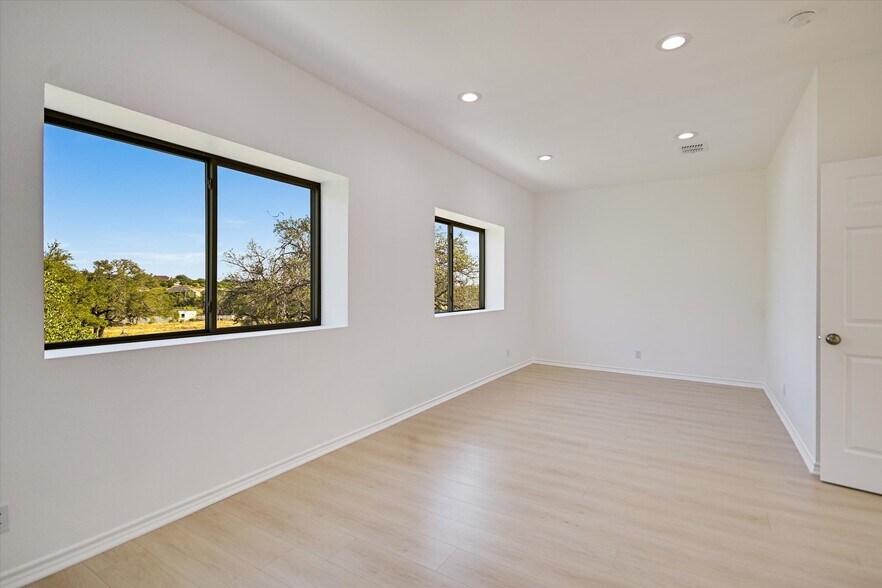 More Photos Of 10020 Darden Hill Rd, Austin Light Distribution For Lease