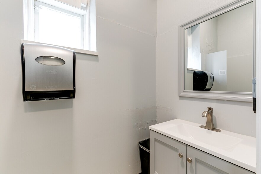 More Photos Of 424 E Grace St, Richmond Bank For Lease