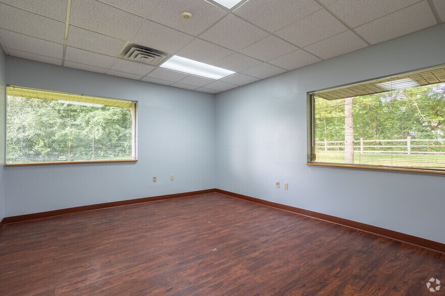More Photos Of 411 W Lake Lansing Rd, East Lansing Unknown For Lease