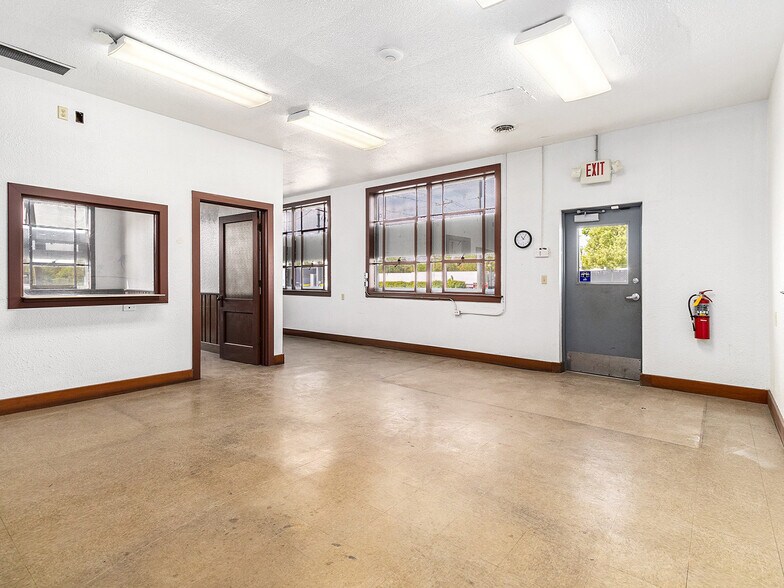 More Photos Of 200 E Broadway St, Three Rivers Manufacturing For Lease