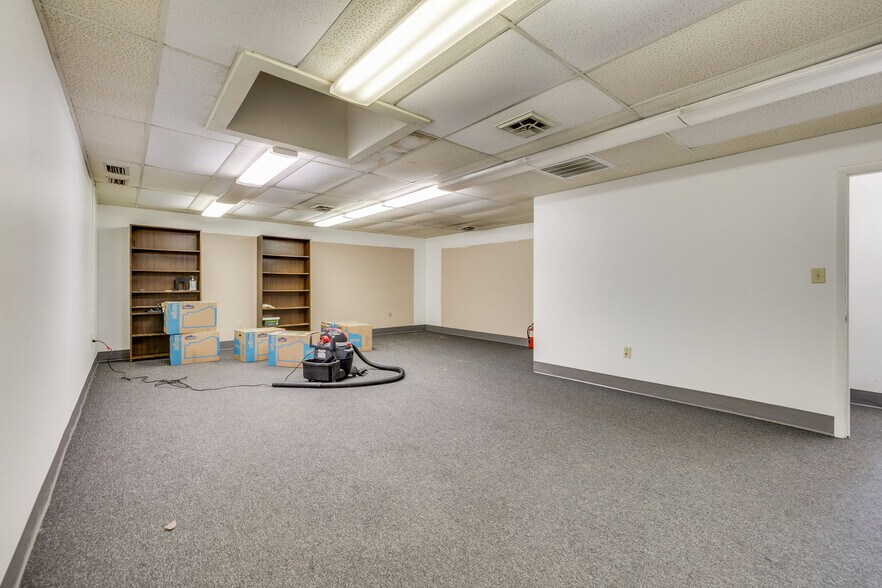 More Photos Of 311 W Walnut St, Johnson City Office For Sale