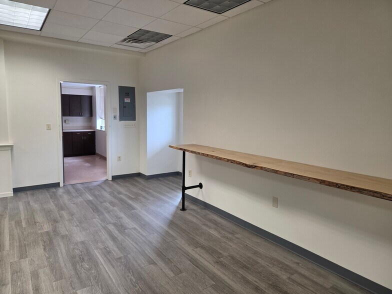 More Photos Of 101-103 S Talbot St, Addison Bank For Lease