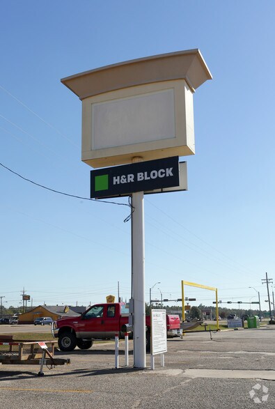 More Photos Of 405 N McCoy Blvd, New Boston Unknown For Lease