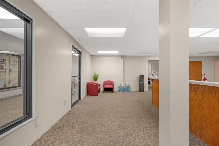 More Photos Of 339 W D St, Lemoore Storefront For Sale