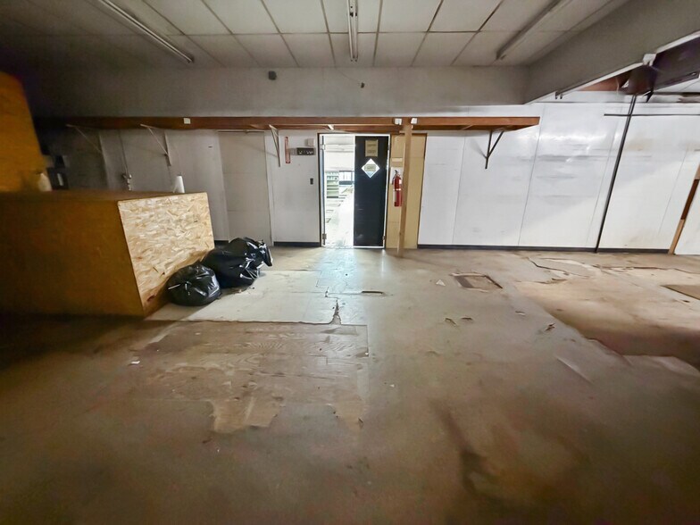 More Photos Of 425 Camden Rd, Huntington Drugstore For Sale