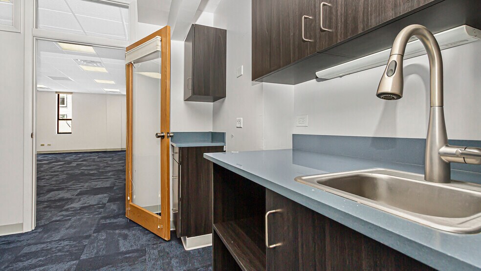 More Photos Of 1508 E 53rd St, Chicago Storefront For Sale