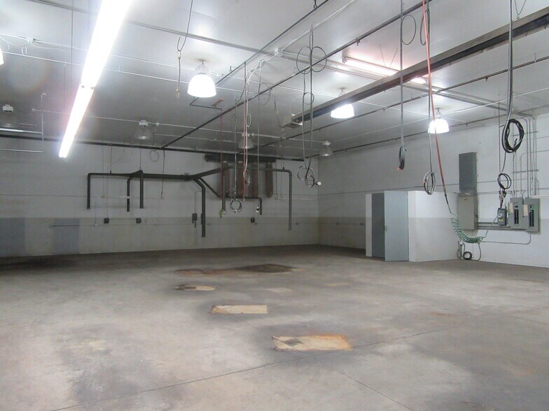 More Photos Of 3211 Atlantic Dr, Port Huron Distribution For Lease