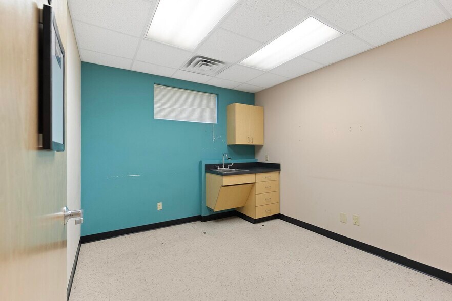 More Photos Of 327 E Airport Dr, Carthage Medical For Sale