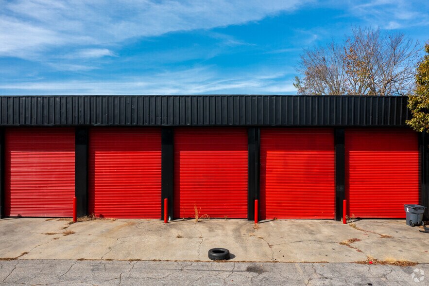 More Photos Of 2441 N Main St, East Point Service For Sale