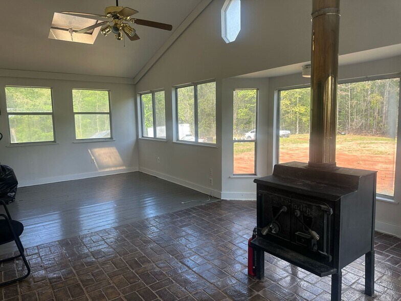 More Photos Of 115 Commerce Dr, Stockbridge Industrial For Lease