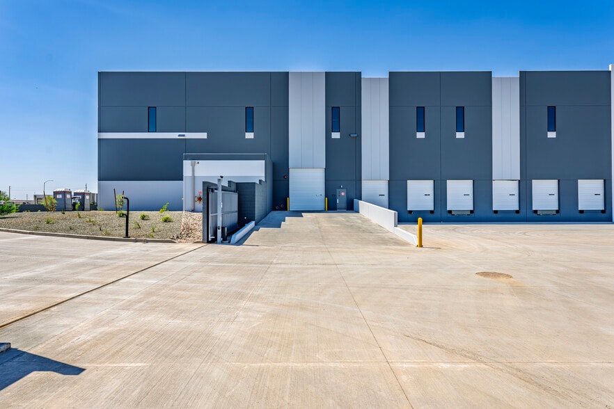 More Photos Of 6550 W Orangewood Ave, Glendale Warehouse For Lease