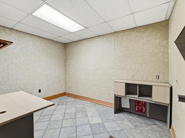 More Photos Of 1212 Air Depot, Midwest City Office For Lease