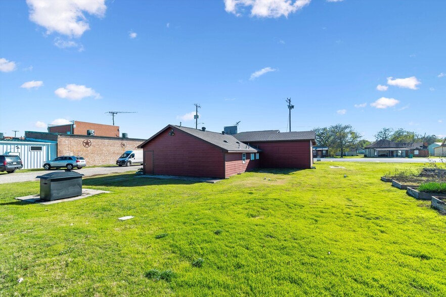 More Photos Of 110 W Bailey St, Ponder Restaurant For Sale