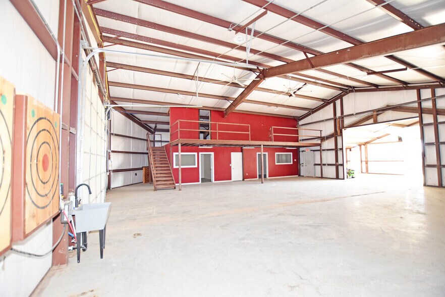 More Photos Of 327 SE Loop 338, Odessa Flex For Lease