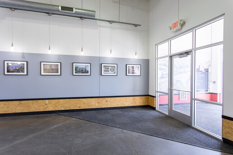 More Photos Of 2112 Broadway St NE, Minneapolis Showroom For Lease