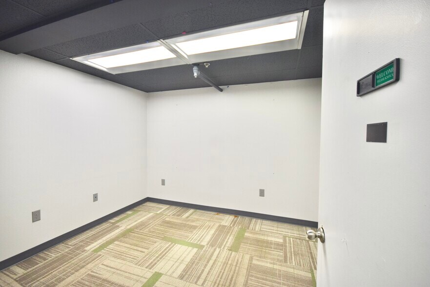 More Photos Of 2200 SE Mailwell Dr, Milwaukie Warehouse For Lease