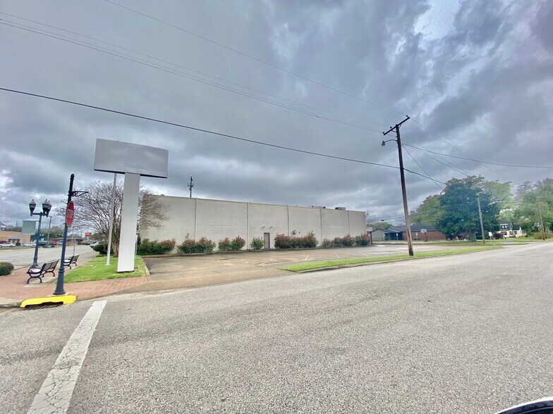 More Photos Of 1308 Boston Ave, Nederland Bank For Sale