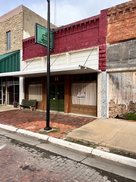 Primary Photo Of 317 S Main St, Lindsay Storefront For Sale