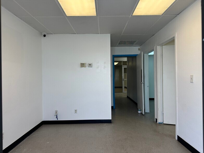 More Photos Of 9525 Owensmouth Ave, Chatsworth Research And Development For Lease