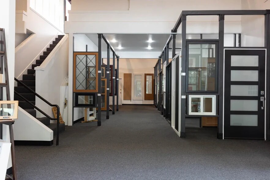 More Photos Of 921 Elliott Ave W, Seattle Showroom For Lease