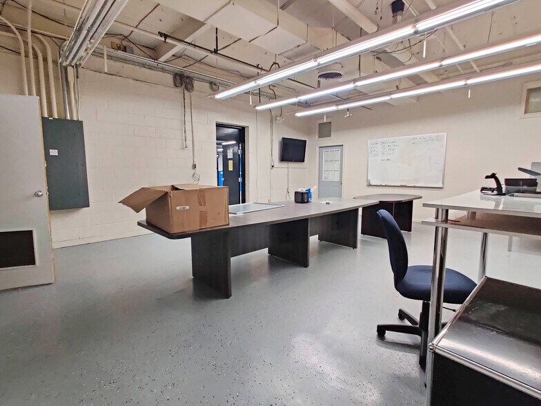 More Photos Of 120 S Church Ave, Garland Manufacturing For Lease