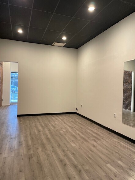 More Photos Of 2234-2236 Honolulu Ave, Montrose Storefront For Lease