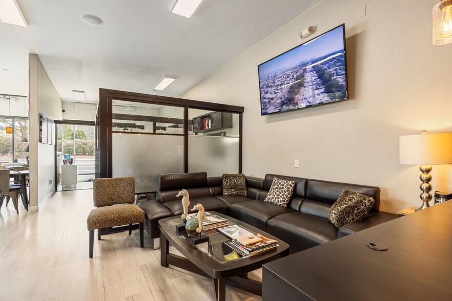 More Photos Of 20605 Soledad Canyon Rd, Canyon Country Office For Sale