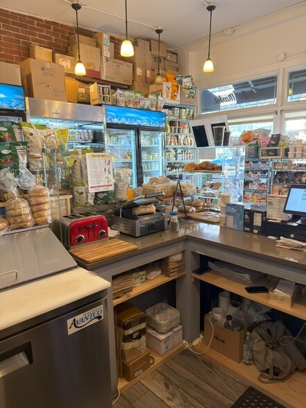 More Photos Of 86 Greenpoint Ave, Brooklyn Convenience Store For Lease